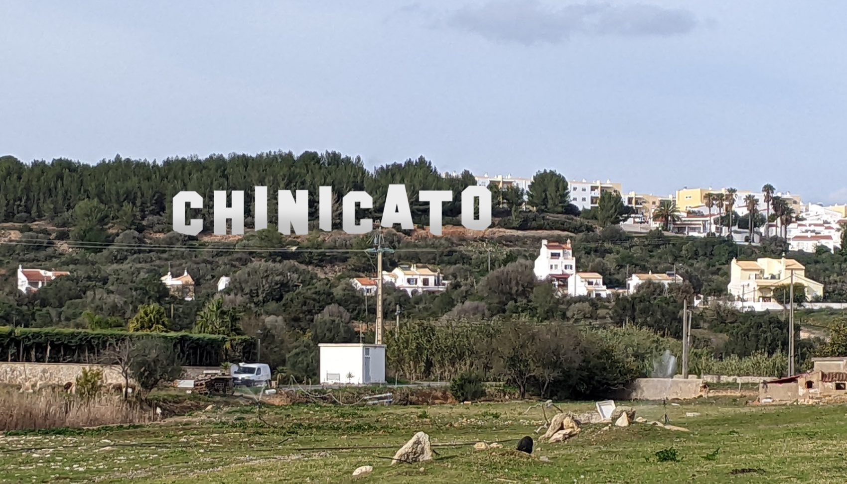 O Letreiro do Chinicato: nove letras brancas ao estilo de Hollywood sobre a encosta real do bairro